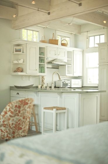 Small Cottage Interiors, Small House Living, Cottage Kitchen Design, Small Cottage Kitchen, Gray And White Kitchen, Small Cottages, Tiny Cottage, Cottage Interior, Cottage Kitchens