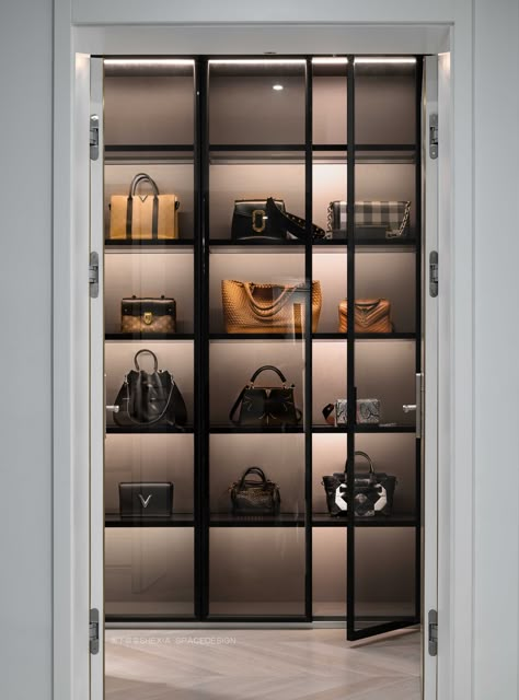 Bag Display Ideas Bedroom, Modern Dressing Room, Small Dressing Rooms, Bag Closet, Dream Closet Design, Walk In Closet Design, Luxury Closets Design, Wardrobe Interior Design, Closet Decor