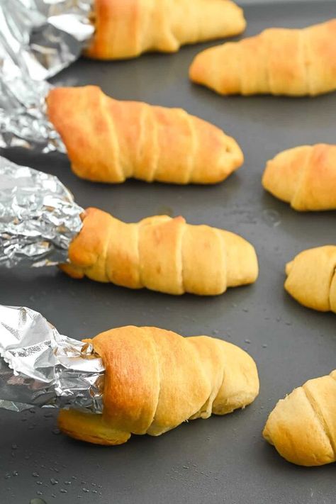 Stuffed Easter carrot crescent rolls are the cutest savory appetizer perfect for Easter brunch, a baby shower or any spring party. Your family and friends will love this delicious cheesy appetizer. Don Easter Crescent Rolls, Cold Veggie Pizza, Breakfast Egg Casserole, Cheesy Appetizer, Pecan Chicken, Blueberry Cream Cheese, Easter Carrots, Crescent Dough, Crescent Roll Dough