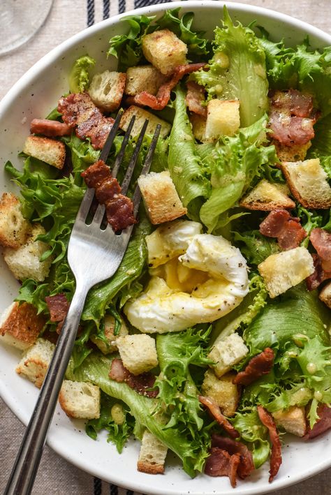 Salade Lyonnaise Parisian Salad, French Salad Recipes, Frisee Lettuce, Grated Carrot Salad, French Salad, Chicken And Mushroom Pie, Recipes Salads, Tomato Bread, Christmas Dinners