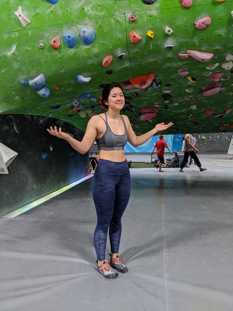 Rock Climbing Outfits Woman, Womens Rock Climbing Outfit, Rock Wall Climbing Outfit, What To Wear Rock Climbing Outfit, Cute Climbing Outfit, Cute Rock Climbing Outfit, Rock Climbing Hairstyles, Bouldering Outfit Woman, Climbing Gym Outfit