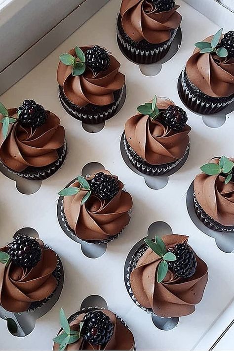 42 Chocolate Wedding Cupcake Ideas You Must See | Wedding Forward Cupcake Decorating Ideas, Fancy Cupcakes, Chocolate Wedding, Cupcake Cake Designs, Torte Cupcake, Cupcake Designs, Cupcake Decorating, Fancy Desserts, Chocolate Frosting