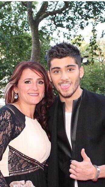 Zayn and his mum at the This Is Us Premiere! Zayn Malik Mother, Zayn Malik Family, Very Important Person, 1d And 5sos, I Love One Direction, 1 Direction, Zayn Malik, Liam Payne, Niall Horan