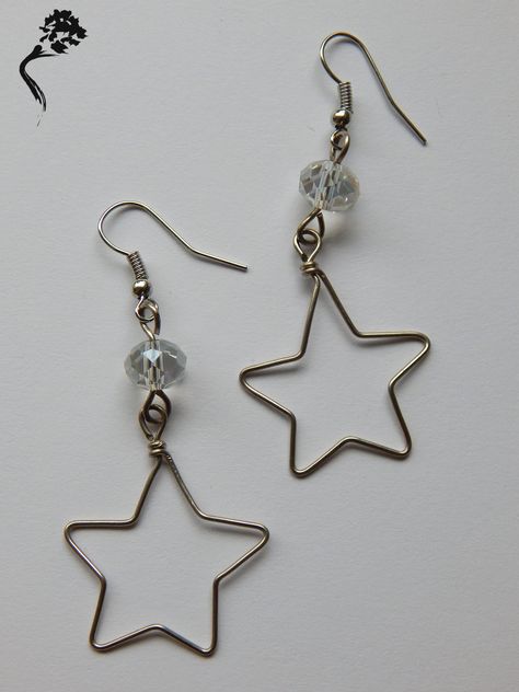 How To Make Star Earrings, How To Make A Star Out Of Wire, Earrings Handmade Aesthetic, Star Earings Piercings, Star Jewelry Diy, Star Wire Earrings, Diy Star Earrings, Starcore Aesthetic Outfits, Star Inspired Outfits