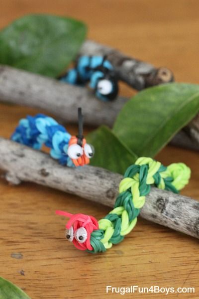 Rainbow Loom Caterpillars - HOW CUTE! These would be fun to make and play with for a bug theme. Rainbow Loom Animals, Loom Bands Designs, Loom Animals, Crazy Loom, Rubber Band Loom, Fun Loom, Rainbow Loom Tutorials, Loom Love, Rubber Band Crafts