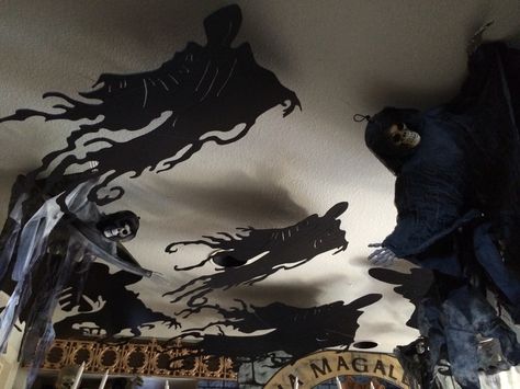 dementors attack Harry Potter Haunted House Ideas, Harry Potter Halloween Decorations Office, Harry Potter Entryway Decor, Harry Potter Haunted House, Diy Dementor Decoration, Dementor Decoration, Dementor Diy, Diy Dementor, Harry Potter Decoration