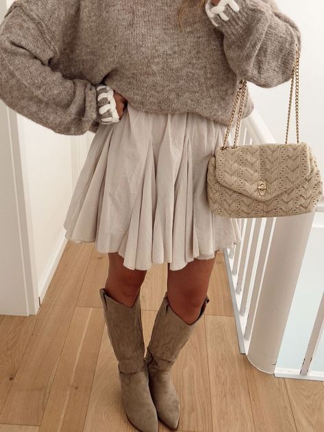 Ootd Beige, Beige Skirt Outfit, Outfit Jupe, Avant Garde Dresses, Dress And Boots, Look Casual Chic, Trendy Outfit Ideas, Beige Skirt, Beige Outfit