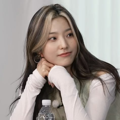 Oreo Hair, Saerom Fromis, Lee Saerom, Hair Inspiration Long, Dyed Hair Inspiration, Brown Hair With Blonde Highlights, Hair Icon, Short Hair Color, Brown Blonde Hair