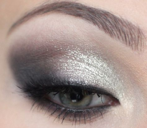 Glitter makeup Silver Smokey Eye, Eve Makeup, New Years Eve Makeup, Beauty Hair Makeup, Kiss Makeup, I Love Makeup, Glitter Makeup, Love Makeup, All Things Beauty