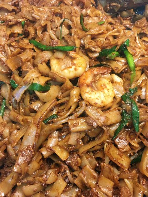 Fried flat noodles ‘char koay teow’ Stir Fried Garlic Ramen Noodles, Cantonese Fried Noodles, Fried Kway Teow, Kimchi Fried Rice With Shrimp, Flat Noodles, Stir Fried Hokkien Noodles, Asian Homes, Japchae, Noodles