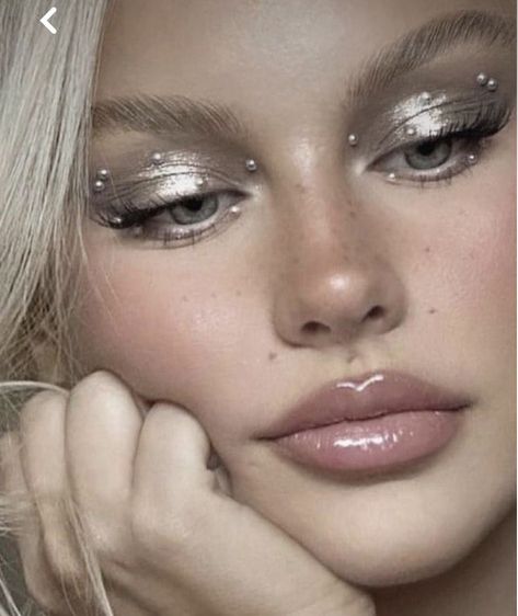 Metallic Silver Eyeliner, Simple Club Makeup, Silver Fairy Makeup, Silver Shimmer Eye Makeup, Alien Inspired Makeup, Makeup Look Ideas Creative, Reputation Makeup, Sliver Makeup, Sparkling Makeup