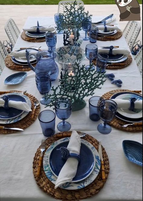 Navy Blue Dishes Table Settings, Beach Theme Place Settings, Coastal Tablescapes Dining Room, Coastal Dinner Table, Coastal Table Setting Ideas, Blue Plates Table Setting, Baby Shower Table Setting Ideas, Sapphire Decor, Light Dinner Table