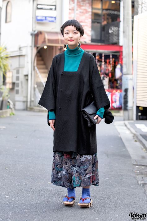 Modern Kimono Fashion, Kimono Clothes, Taisho Roman, Geta Sandals, Kimono Modern, Vintage Kimono Jacket, Harajuku Casual, Japan Fashion Street, Modern Kimono