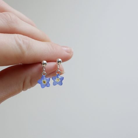 Forget Me Not Studs in Sterling Silver Now that winter is approaching, wouldn't you want to do what you can to keep a hold of summer for a bit longer? With these forgetmenot earrings, you can look like spring all year around! All my floral earrings are handmade using real pressed flowers preserved in resin. 5th photo by ScandiMummy Small Resin Earrings, Handmade Stud Earrings, Forget Me Not Jewelry, Cool Earrings, Small Dangle Earrings, Resin Earring, Small Stud Earrings, Earrings Summer, Jewelry Resin