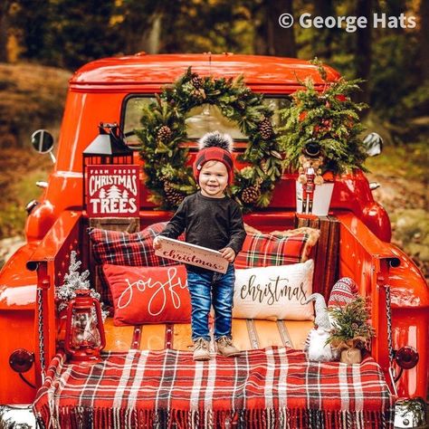 Pickup Truck Christmas Photoshoot, Holiday Truck Photoshoot, Truck Christmas Photoshoot, Christmas Truck Mini Sessions, Red Truck Christmas Pictures, Lemonade Ideas, Outdoor Christmas Photos, Christmas Shooting, Christmas Mini Shoot