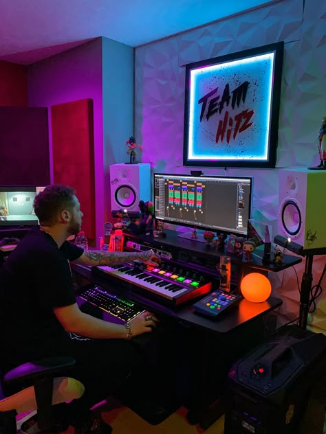 Musical Studio Design, Music Set Design, Home Studios, Guitarist Bedroom Ideas, Dj Room Ideas, Beat Making, Studio Music, In House Studio Music, Music Producer Studio