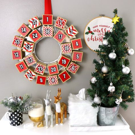 DIY Handmade Advent Calendar Wreath | Creative Christmas Holiday Home Decor Countdown Ideas Advent Calendar Wreath, Rustic Advent Calendar, Countdown Ideas, Reusable Advent Calendar, Calendar Quilts, Advent Calendar Diy, Make An Advent Calendar, Fabric Advent Calendar, Valentine Diy