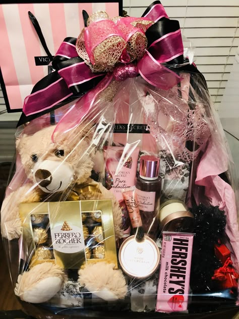 Baddie Birthday Presents, Basket For Best Friend Birthday, Baddie Gift Basket, Valentines Day Baskets For Best Friend, Bday Gift Basket Ideas, Birthday Packing Gift Ideas, Big Gift Basket Ideas, Valentines Gift Box Ideas For Her, Color Themed Gift Baskets Pink