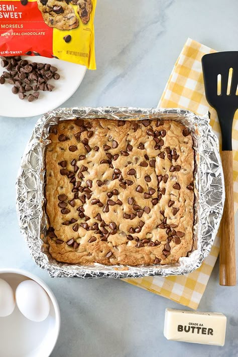 Chocolate Chip Cookie Bars - Thick and soft chocolate chip cookies bars baked in a 8x8 pan. This smaller batch version of my popular cookie bar recipe is perfect for families! Soft Chocolate Chip Cookie Bars, Chocolate Chip Cookies Bars, Easy Chocolate Chip Cookie Bars, Chocolate Chip Pan Cookies, Easy Chocolate Chip Cookie, Small Batch Cookies, Small Batch Baking, Chocolate Chip Blondies, Popular Cookies