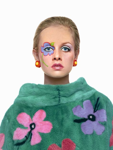 Twiggy 1967 Photo Richard Avedon Twiggy, coat by Emeric Partos, paint by Giorgio Sant' Angelo, New York, April 14, 1967 Avedon Foundation 60s Twiggy, 70s Makeup, Retro Makeup, Make Up Inspiration, Magazine Vogue, Glow Skin, Richard Avedon, 1960s Fashion, Vogue Magazine