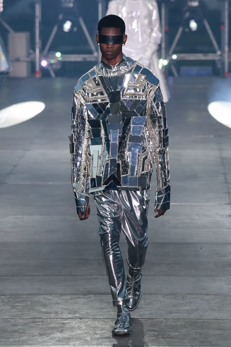 Balmain | Menswear - Spring 2020 | Look 12 Futuristic Mens Fashion, Futuristic Outfit Men, Robot Fashion, Balmain Menswear, Futuristic Outfits, Dystopian Fashion, Dolly Fashion, Space Fashion, Kim K Style