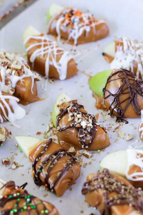 Caramel Apple Slices - Easy Peasy Meals Sliced Caramel Apples, Caramel Apples Slices, Caramel Apple Slices, Covered Apples, Caramel Apples Recipe, Chewy Caramel, Caramel Apples Easy, Chocolate Covered Apples, Apple Treat