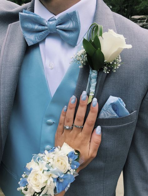 Light Blue Prom Suits, Grey Suit Prom, Prom Corsage Blue, Light Blue Dress Formal, Blue Prom Suit, Prom Flowers Bouquet, Prom Outfits For Guys, Prom Flowers Corsage, Blue Corsage