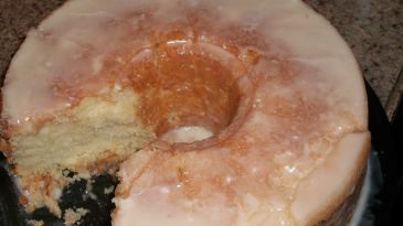 Almond Glaze Recipe, Louisiana Crunch Cake, Almond Glaze, Homemade Doughnuts, Crunch Cake, Delicious Cake Recipes, Glaze Recipe, Köstliche Desserts, Classic Desserts