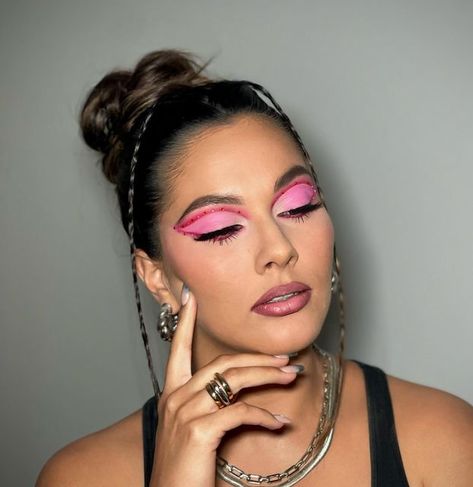 María Celeste Quirós | Maquillista Profesional on Instagram: "Les traigo esta idea de maquillaje y peinado para el concierto de Karol G 🩷 
Técnica de ojos: cut crease o corte de cuenca 
Productos utilizados:
Cejas: @beautycreationscr 
Ojos: @jeffreestarcosmetics
Pestañas: @amoruscr @shopamorususa 
Base: @diorbeauty @esteelauder 
Corrector: @toofaced 
Polvo: @givenchybeauty @mac.cosmeticscr 
Labios: @moiracosmeticscr @moiracosmetics 
Sellador: @onesize @moiracosmetics 
Gracias a mi modelo preciosa por dejarme hacer arte: @gabbydellgado 
📍Heredia, Costa Rica o servicio a domicilio a cualquier parte del país. 
•
•
•
#costarica #maquillaje #maquillajeprofesional #maquillistaprofesional #maquillajecostarica #costaricamaquillaje #maquillajeypeinado #peinadoprofesional #ideasdemaquillaje #ide Concert Makeup Karol G, Karol G Concert Makeup, Karol G Makeup, Karol G Concert Outfits, Concert Makeup Looks, Mack Up, Concert Makeup, Latin Artists, Latin Music