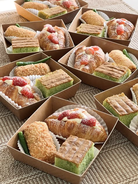 Snack Box Ideas, Coffee Break Catering, Dessert Boxes Packaging, Catering Box, Baking Packaging, Rice Box, Party Food Buffet, Catering Ideas Food, Box Food