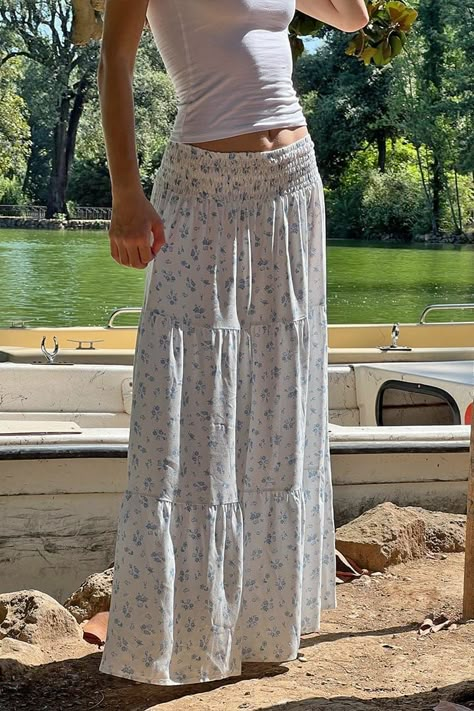 White Long Skirts, Long Ruffle Skirt Outfit, Thrifted Skirts, Long Skirts Aesthetic, Summer Outfits Long Skirt, Summer Long Skirt Outfits, Summer Skirt Pattern, Long Maxi Skirt Outfits, Cute Summer Skirts