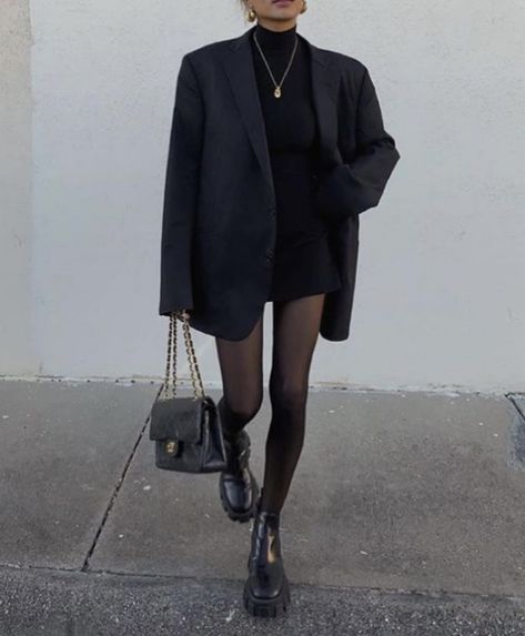 Bottega Outfit, Cute Black Outfits, Cute All Black Outfits, Alice Dellal, All Black Outfits, Office Jacket, Chique Outfit, Loafers Outfit, Autumn Trends