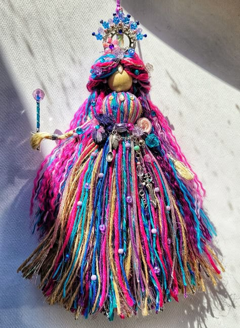 Yarn Sculpture Art, Craft Thread Projects, Wool Dolls How To Make, Tassel Dolls Diy, Yarn Hair For Dolls, Diy Yarn Dolls How To Make, Halloween Yarn Crafts, Diy Yarn Dolls, Yarn Toys