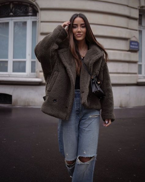 All Posts • Instagram Short Teddy Coat Outfit, Short Teddy Coat, Teddy Bear Coat Outfit, Max Mara Teddy Coat, Teddy Coat Outfit, Tamara Kalinic, Off White Coat, Casual Luxe, Teddy Bear Coat