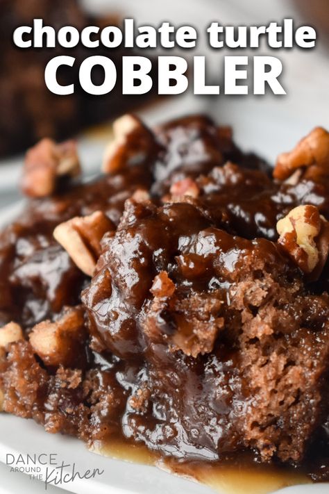 Pecan Cobbler Recipe, Cobbler Recipes Easy, Chocolate Turtle, Pecan Cobbler, Chocolate Cobbler, 10 Cake, Decadent Chocolate Desserts, Chocolate Turtles, Dump Cake Recipes