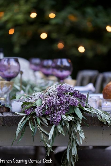 Lilac & olive branch inspired table & rustic cake - French Country Cottage Country Girl Home, Fun Table Settings, Spring Table Settings, Table Setting Inspiration, Rustic Cake, Cool Tables, Country Wedding Dresses, Shabby Chic Wedding, Lavender Wedding