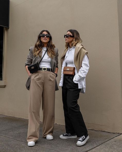 Black Trousers Outfit Casual Sneakers, Trousers And Sneakers Outfit, Wide Leg Trousers Outfit Casual, Black Trousers Outfit Casual, Black Wide Leg Trousers Outfit, Trousers Outfit Work, Wide Leg Black Pants Outfit, Vintage Sweater Outfit, Trousers Outfit Casual