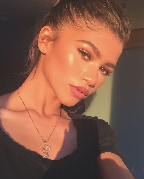 E! News on Instagram: “Posting these Zendaya selfies because art must be recognized. (📷: @zendaya)” Summer Makeup Looks, Ariana Grande Photoshoot, Chubby Cheeks, Hair And Beauty Salon, Aesthetic People, Celebrity Art, Summer Makeup, Clear Skin, Selfies