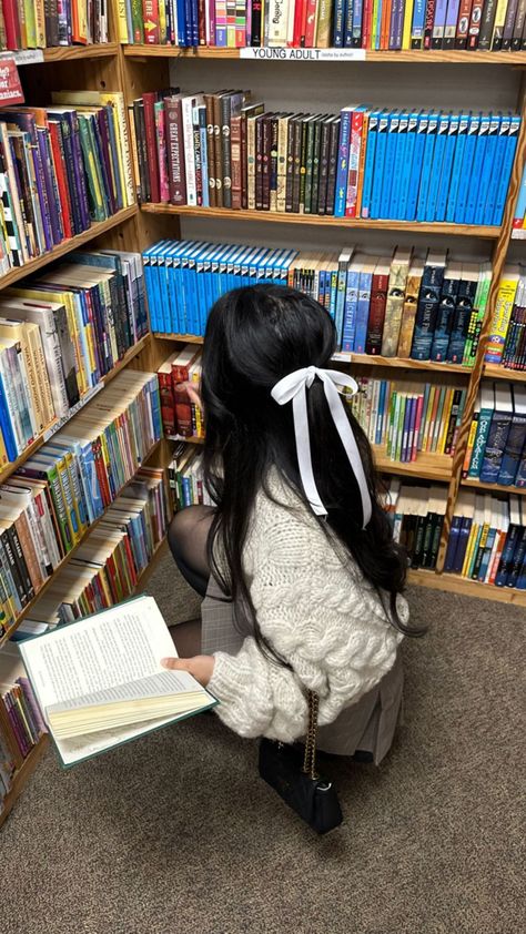 Pictures In Bookstores, Book Reading Outfit, Library Pics Photo Ideas, Bookstore Fits, Library Aesthetic Girl, Library Pose, Bookstore Photos, Coquette Downtown Girl, Library Photo Shoot