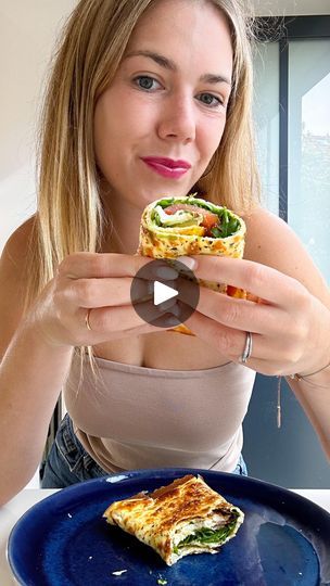 226K views · 12K reactions | Recette du Wrap Hyper Protéiné:

Ingrédients pour 1 wrap 

- 250-300g de cottage cheese ( 1 pot et demi ) 
- 2 œufs 
- Une poignée de roquette 
- Deux tranches de tomates 
- Un demi avocat 
- Deux rondelles de mozzarella 
- Huile d’olive 
- Vinaigre balsamique
- Graines de sésame
- Origan

Instructions:
1. Préchauffer le four à 180°C.
2. Mélanger le cottage cheese avec les œufs et mixer jusqu’à obtenir une préparation homogène.
3. Étaler la préparation sur une feuille de papier cuisson.
4. Assaisonner avec des graines de sésame et de l’origan, selon votre goût.
5. Cuire au four pendant 25-30 minutes.
6. Laisser refroidir avant de décoller.
7. Garnir le wrap de roquette, tomates, avocat, mozzarella.
8. Arroser d’huile d’olive et de vinaigre balsamique.
9. Enroul Cottage Cheese, Sans Gluten, Weight Watchers, Breakfast Brunch, 30 Minutes, Mozzarella, Sandwiches, Lunch Box, Good Food