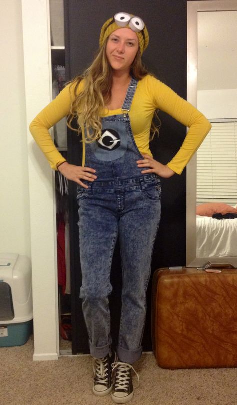 DIY Minion Halloween costume. Overalls 30$, shirt 4$, beanie 9$. All from Citiwear. Googles made out of paper, an old headband and hot glue. Minion Halloween Costumes Diy, Womens Minion Costume, Halloween Costumes With Overalls, Costumes With Overalls, Girl Minion Costume, Minion Diy, Diy Minion Costume, Minion Costume, Diy Minions