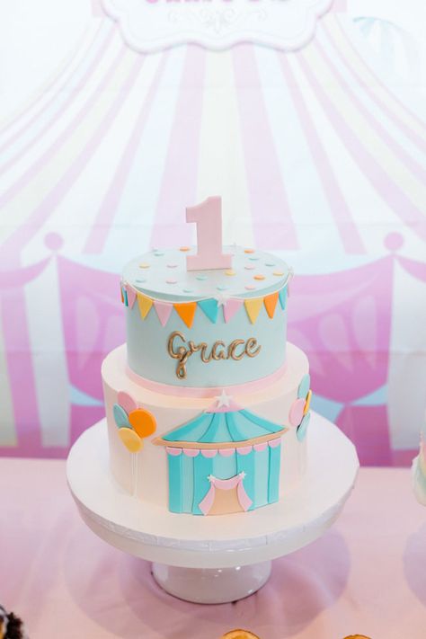 Carnival Theme Cake, Pastel Cake Birthdays, Fair Themed Cake, Circus First Birthday Girl, Carnival Birthday Cake, Carnival First Birthday Cake, Carnival Cake, Carnival Cake Ideas, Pastel Circus Party 1st Birthdays