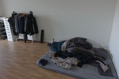 Broke Apartment, Messy Room, Simple Room, Tiny Spaces, Minimalist Room, Dream Apartment, Simple Bedroom, Room Setup, Dream Rooms