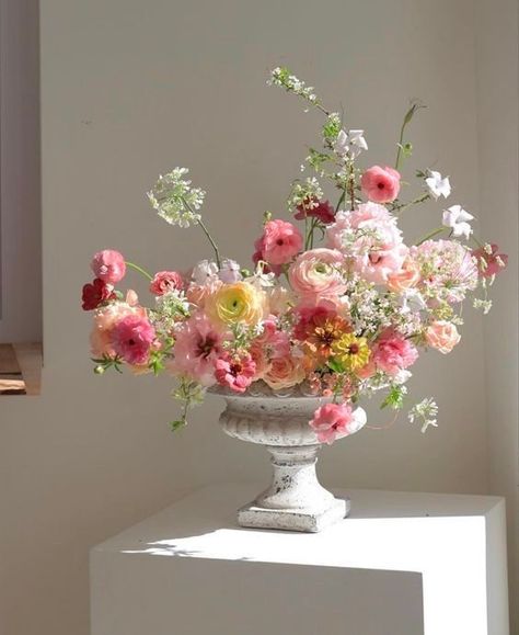 Small Autumn Floral Arrangements, Whimsical White Flower Arrangements, Wide Floral Arrangements, Floral Design Centerpieces, Anniversary Arrangement Ideas, Hydrangea Floral Design, Garden Style Flower Arrangement Wedding, Pink Spring Wedding Flowers, May Flower Arrangements