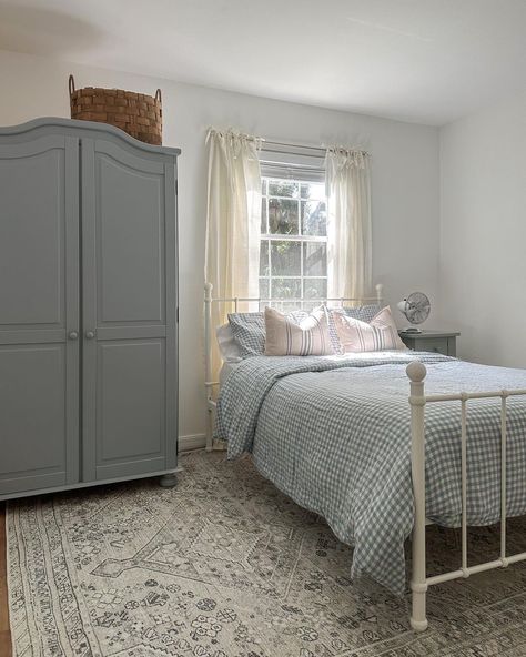 Guest bedroom is all ready for its first visitors next weekend! And I’m just gonna go ahead and file this under “easiest before and after… | Instagram Country Cottage Living Room, Small Bedroom Inspiration, Country Cottage Living, Cottage Living Rooms, Bedroom Vintage, Dreamy Room, Simple Bedroom, Home Trends, Room Makeover Bedroom