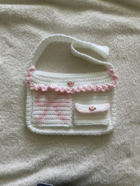 Crochet Clothes Coquette, Coquette Crochet Bag, Crochet Pink Bag, Crochet Croquette, Crochet Ideas Bag, Coquette Crochet Ideas, Crochet Inspo Ideas, Pink Crochet Ideas, Mini Crochet Projects