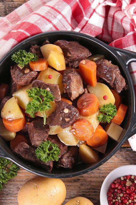 Beef Stew In Dutch Oven Pioneer Woman - Delish Sides Bison Stew, Tasty Beef Stew Recipe, Wine Beef Stew, Classic Beef Stew Recipe, Red Wine Beef Stew, Dutch Oven Beef Stew, Oven Beef Stew, Red Wine Beef, Beef Stew Ingredients