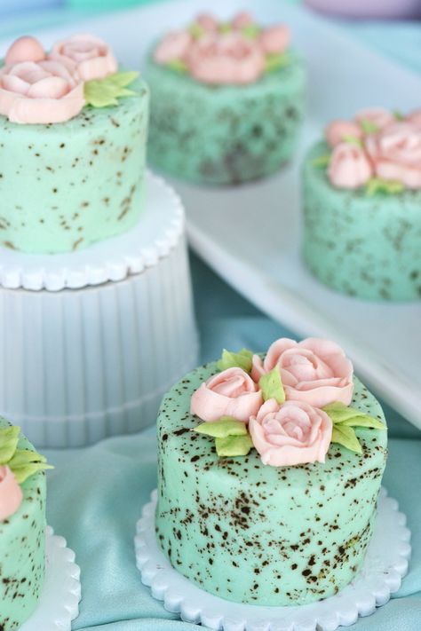 Must Make: Mini Speckled Egg Cakes Speckled Egg Cake, Spring Baking, Pastel Cupcakes, Mini Torte, Small Cakes, Egg Cake, Slow Cooker Desserts, Oreo Dessert, Easter Cupcakes