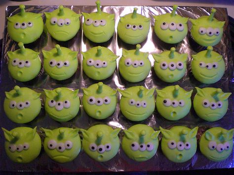 Toy Story Cupcakes Alien Cake Pops, Alien Cupcakes, Alien Cake, Toy Story Cupcakes, Toy Story Aliens, Disney Themed Cakes, Toy Story Baby, Disney Desserts, Tasty Desserts