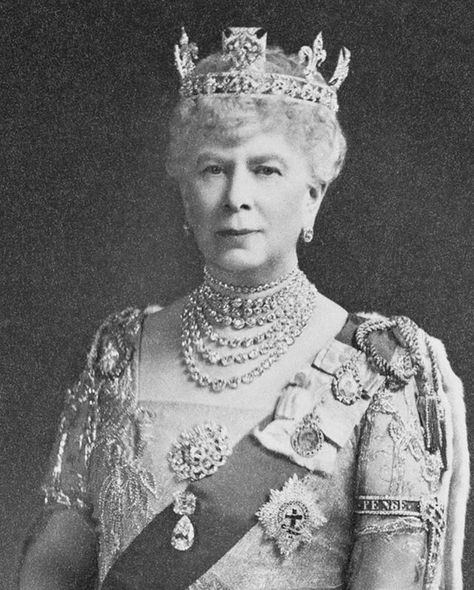 For the coronation of King George VI and Queen Elizabeth, Queen Mary wore a large openwork oval brooch. It seems to be the only occasion… British Crown Jewels, Queens Jewels, Royal Collection Trust, Istoria Artei, Queen Alexandra, Royal Crowns, Royal Tiaras, Elisabeth Ii, Queen Of England